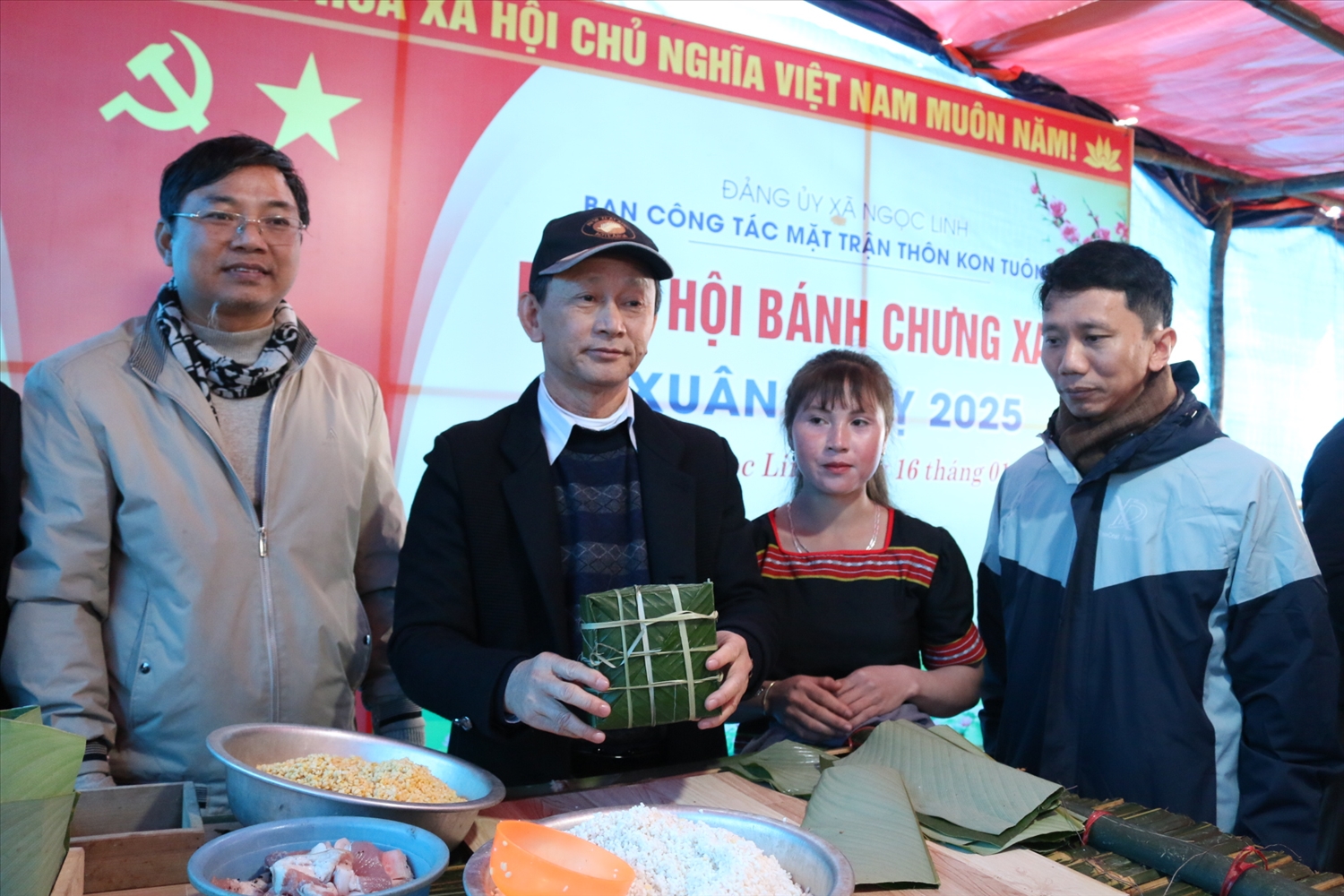 Bí thư Tỉnh ủy Kon Tum Dương Văn Trang (đội mũ) tham gia gói bánh chưng cùng đồng bào Xơ Đăng làng Kon Tuông Bí thư Tỉnh ủy Kon Tum Dương Văn Trang (đội mũ) tham gia gói bánh chưng cùng đồng bào Xơ Đăng làng Kon Tuông