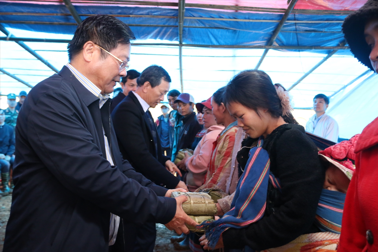 Chủ tịch UBND tỉnh Kon Tum Lê Ngọc Tuấn tặng bánh chưng cho các hộ đồng bào Xơ Đăng ở thôn Kon Tuông Chủ tịch UBND tỉnh Kon Tum Lê Ngọc Tuấn tặng bánh chưng cho các hộ đồng bào Xơ Đăng ở làng Kon Tuông