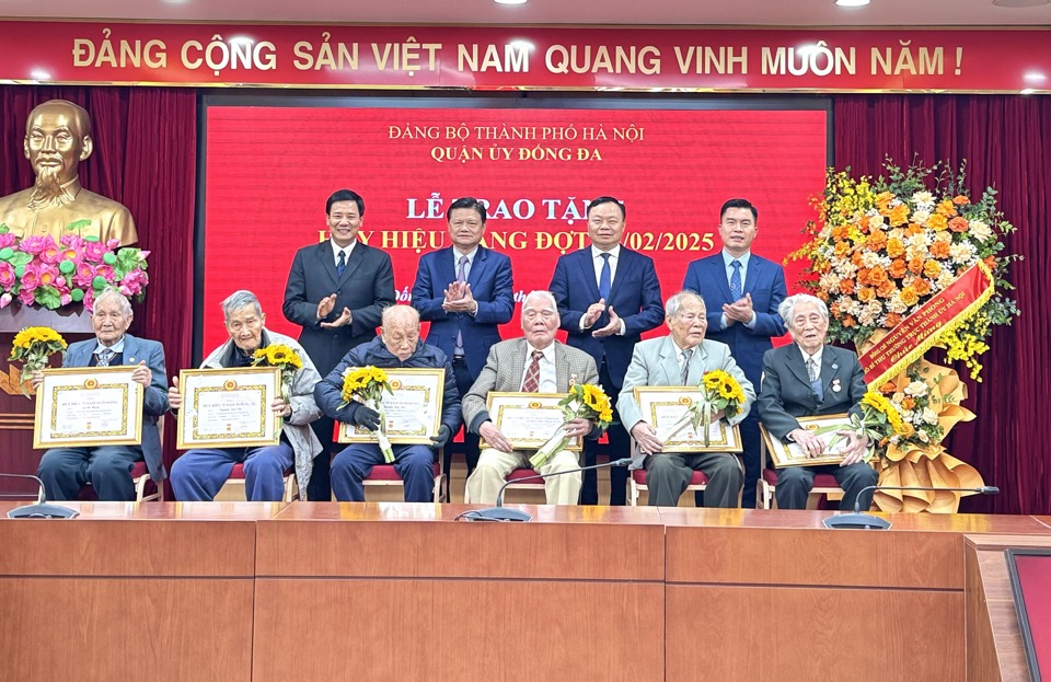 Trưởng ban Tổ chức Thành ủy Vũ Đức Bảo và lãnh đạo quận Đống Đa trao Huy hiệu 75 năm tuổi Đảng, tặng hoa cho các đảng viên thuộc Đảng bộ quận Đống Đa.
