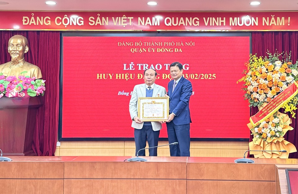 Trưởng ban Tổ chức Thành ủy Vũ Đức Bảo trao Huy hiệu 50 năm tuổi Đảng cho đảng viên Nguyễn Văn Sửu - nguyên Phó Chủ nhiệm UBKT T.Ư, nguyên Trưởng ban Tổ chức Thành ủy Hà Nội, nguyên Chủ nhiệm UBKT Thành ủy Hà Nội.