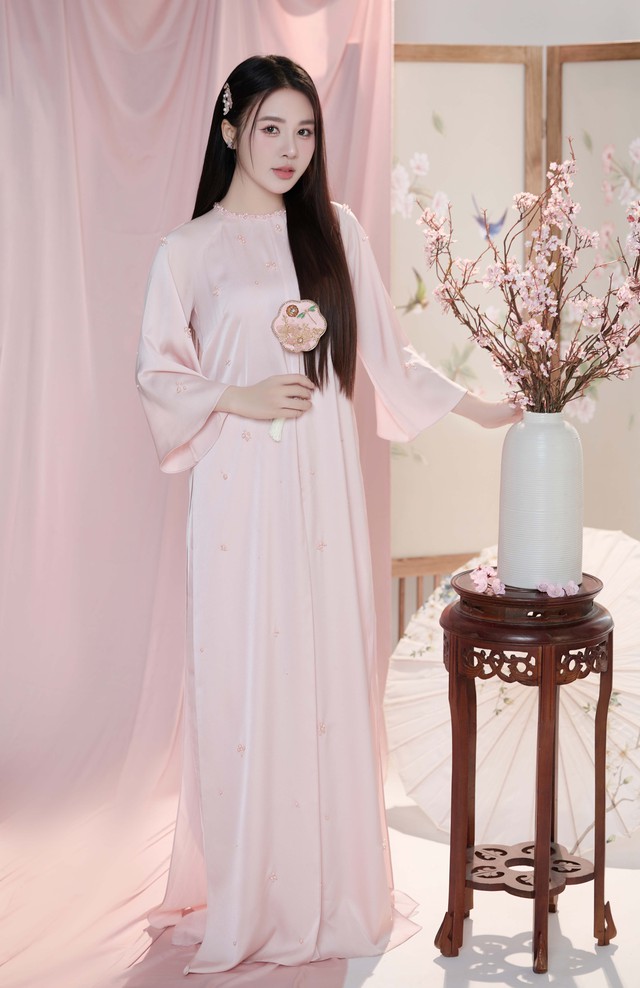 Á hậu Đỗ Hà Trang đẹp ngọt ngào, thanh khiết khi diện áo dài tết- Ảnh 2. Á hậu Đỗ Hà Trang đẹp ngọt ngào, thanh khiết khi diện áo dài tết- Ảnh 2.