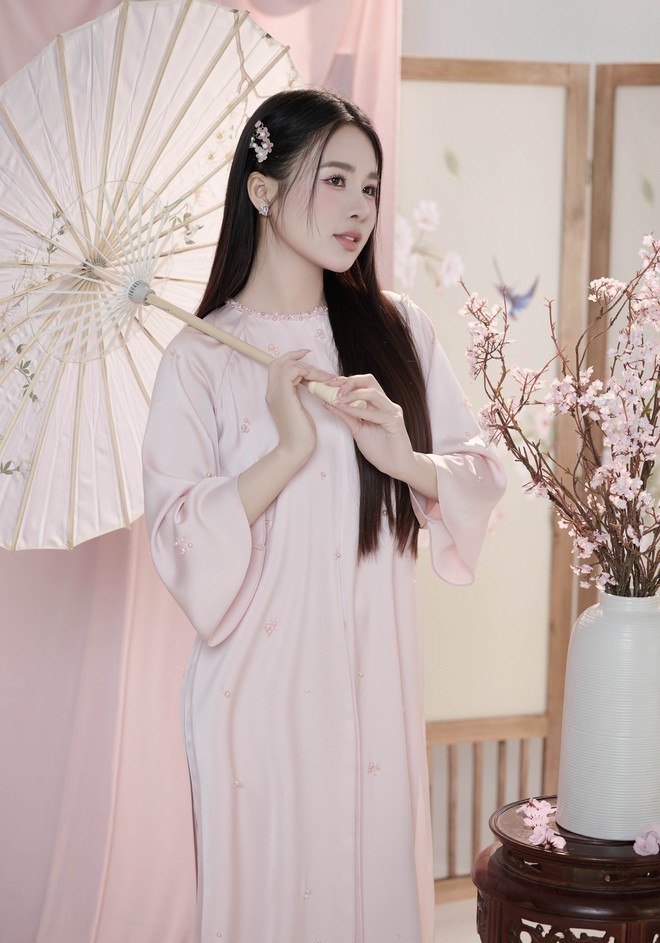 Á hậu Đỗ Hà Trang đẹp ngọt ngào, thanh khiết khi diện áo dài tết- Ảnh 5. Á hậu Đỗ Hà Trang đẹp ngọt ngào, thanh khiết khi diện áo dài tết- Ảnh 5.