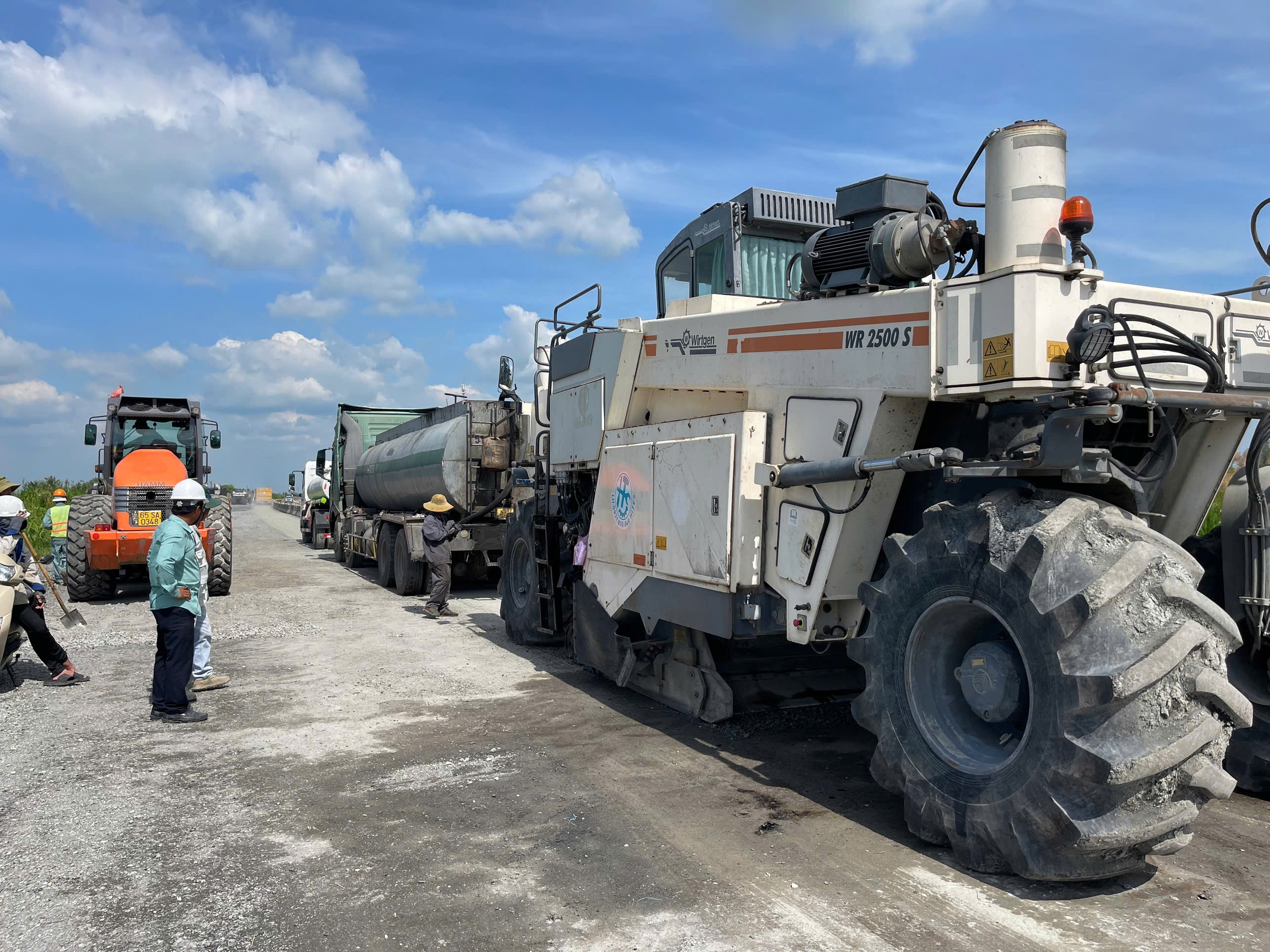 Tăng ca kíp, thi công xuyên Tết đua tiến độ nâng cấp tuyến Lộ Tẻ - Rạch Sỏi- Ảnh 2. Tăng ca kíp, thi công xuyên Tết đua tiến độ nâng cấp tuyến Lộ Tẻ - Rạch Sỏi- Ảnh 2.