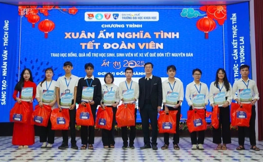 Nhận học bổng cận tết, sinh viên nghèo xúc động ‘có thêm tiền để phụ giúp mẹ’- Ảnh 2. Nhận học bổng cận tết, sinh viên nghèo xúc động ‘có thêm tiền để phụ giúp mẹ’- Ảnh 2.