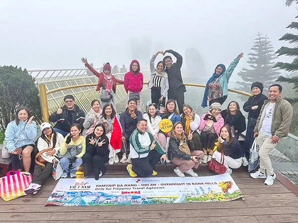Đoàn famtrip Philippines trải nghệm Cầu Vàng nổi tiếng tại khu du lịch Sun World Ba Na Hills (Đà Nẵng). Đoàn famtrip Philippines trải nghệm Cầu Vàng nổi tiếng tại khu du lịch Sun World Ba Na Hills (Đà Nẵng).