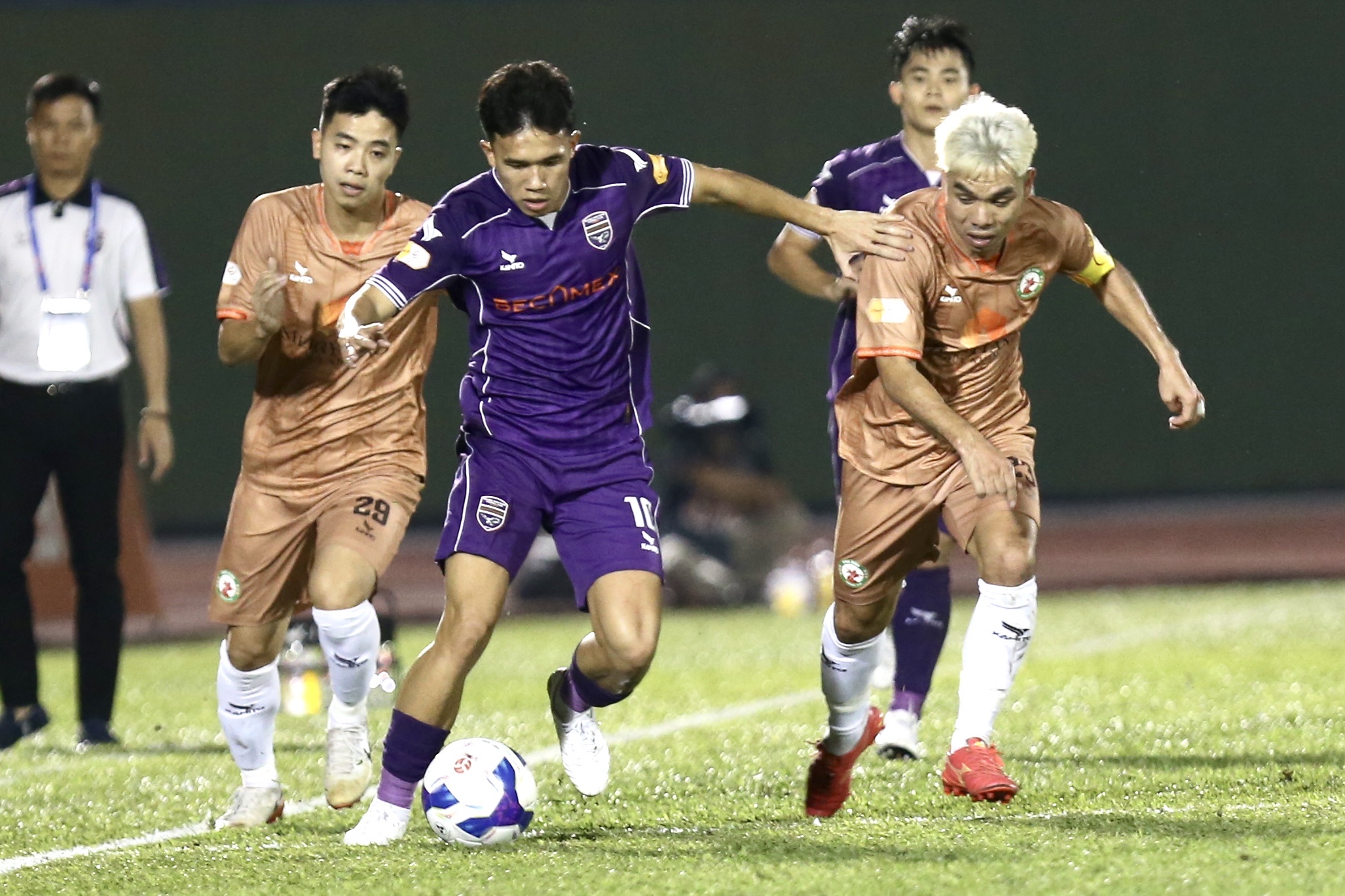 Tiến Linh không tỏa sáng, vẫn có 'người hùng' giúp CLB Bình Dương thắng ngược Bình Định- Ảnh 2. Tiến Linh không tỏa sáng, vẫn có 'người hùng' giúp CLB Bình Dương thắng ngược Bình Định- Ảnh 2.