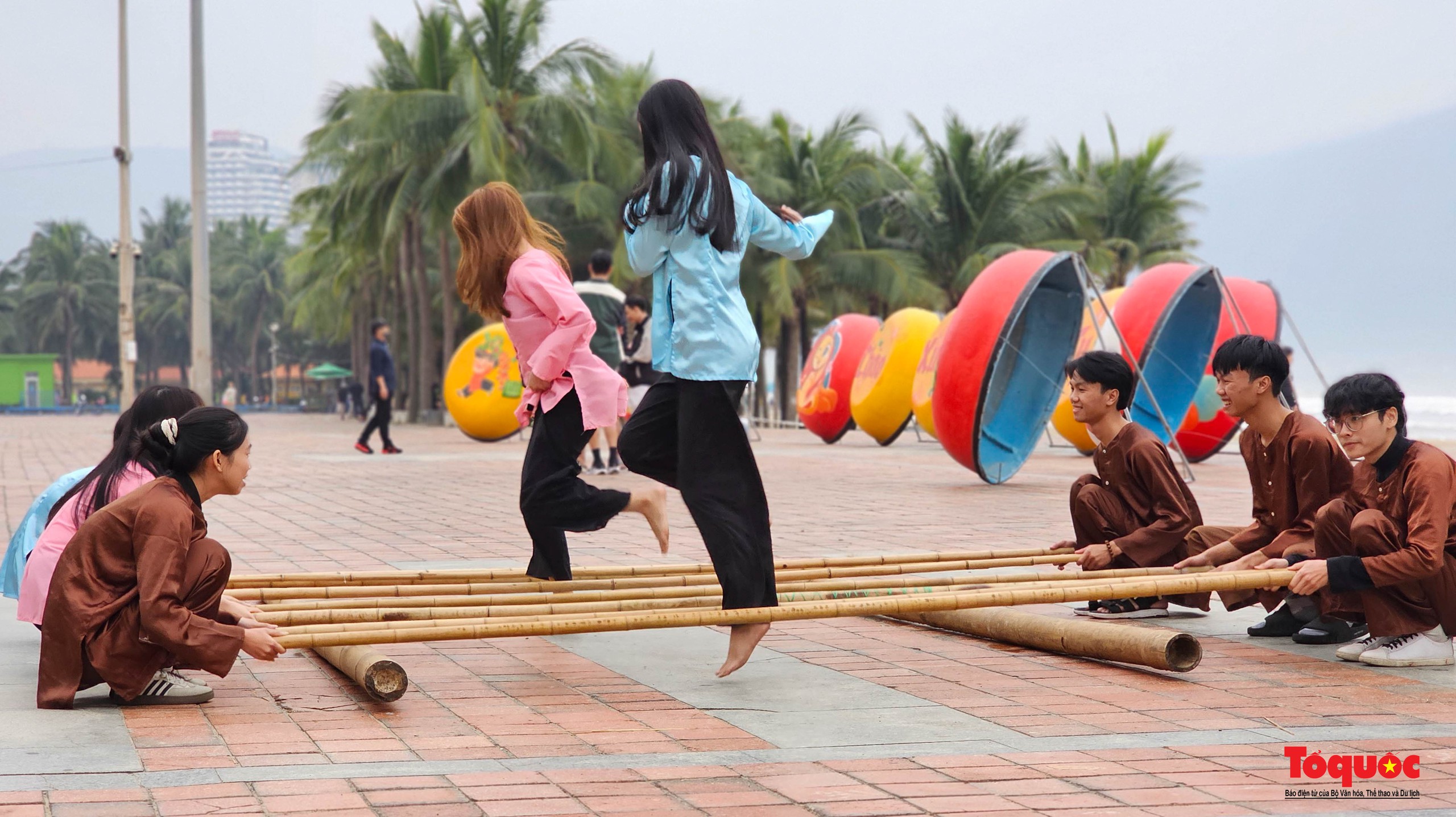 Du khách thích thú trải nghiệm không gian Tết Việt bên bờ biển Đà Nẵng - Ảnh 4. Du khách thích thú trải nghiệm không gian Tết Việt bên bờ biển Đà Nẵng - Ảnh 4.