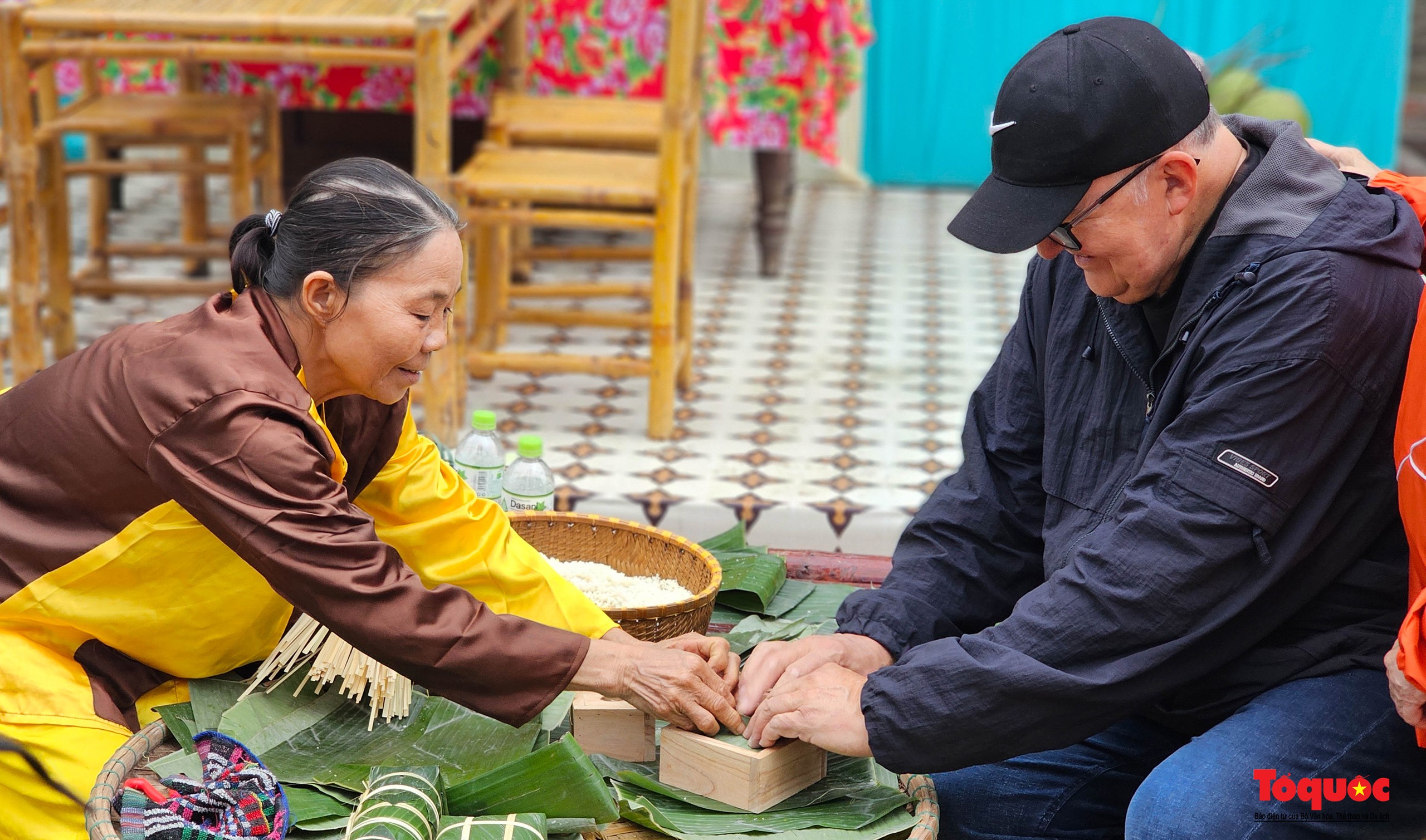 Du khách thích thú trải nghiệm không gian Tết Việt bên bờ biển Đà Nẵng - Ảnh 10. Du khách thích thú trải nghiệm không gian Tết Việt bên bờ biển Đà Nẵng - Ảnh 10.