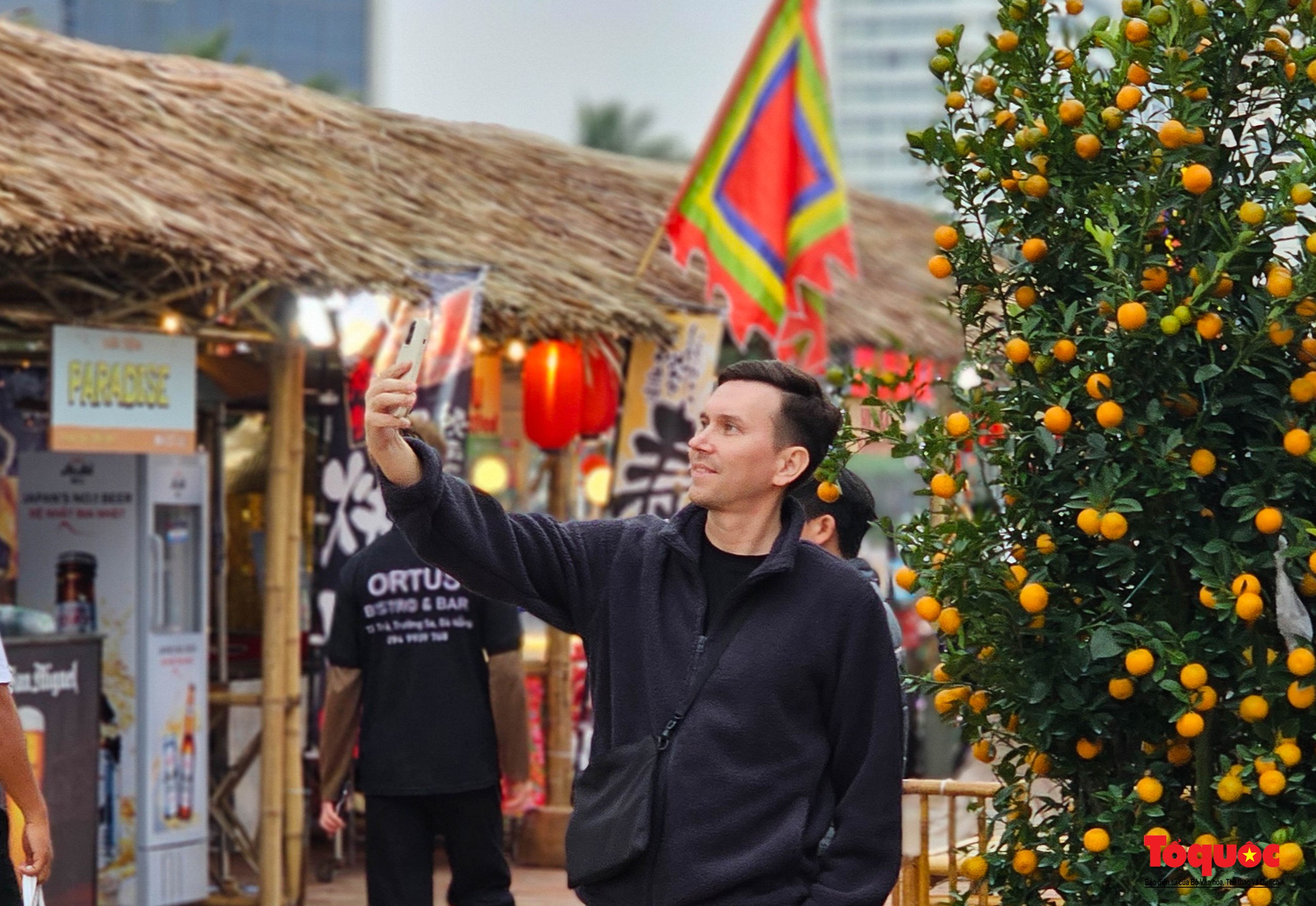 Du khách thích thú trải nghiệm không gian Tết Việt bên bờ biển Đà Nẵng - Ảnh 11. Du khách thích thú trải nghiệm không gian Tết Việt bên bờ biển Đà Nẵng - Ảnh 11.