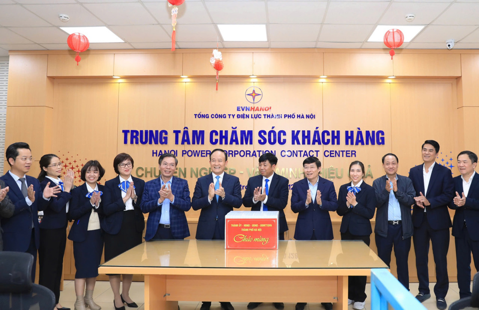 Chủ tịch HĐND TP Hà Nội Nguyễn Ngọc Tuấn thăm, tặng quà Trung tâm chăm sóc khách hàng
