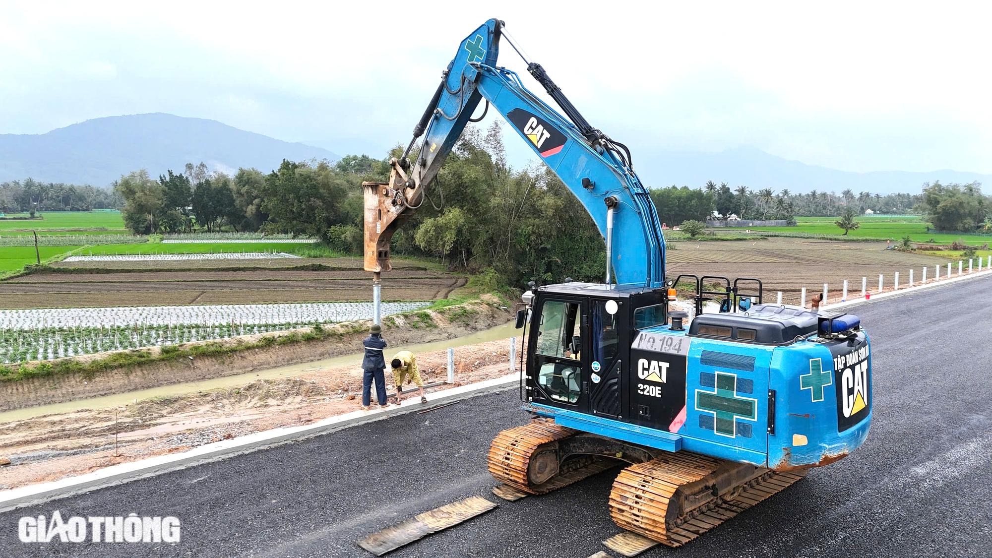 Lắp hộ lan trên cao tốc Hoài Nhơn - Quy Nhơn- Ảnh 2. Lắp hộ lan trên cao tốc Hoài Nhơn - Quy Nhơn- Ảnh 2.