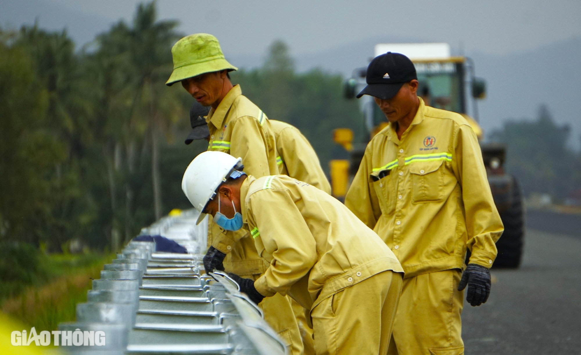 Lắp hộ lan trên cao tốc Hoài Nhơn - Quy Nhơn- Ảnh 3. Lắp hộ lan trên cao tốc Hoài Nhơn - Quy Nhơn- Ảnh 3.