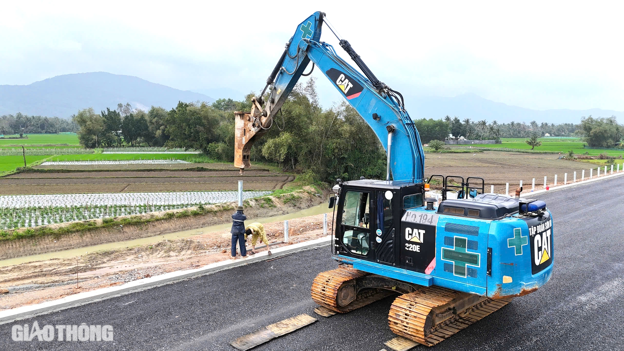 Lắp hộ lan trên cao tốc Hoài Nhơn - Quy Nhơn- Ảnh 5. Lắp hộ lan trên cao tốc Hoài Nhơn - Quy Nhơn- Ảnh 5.