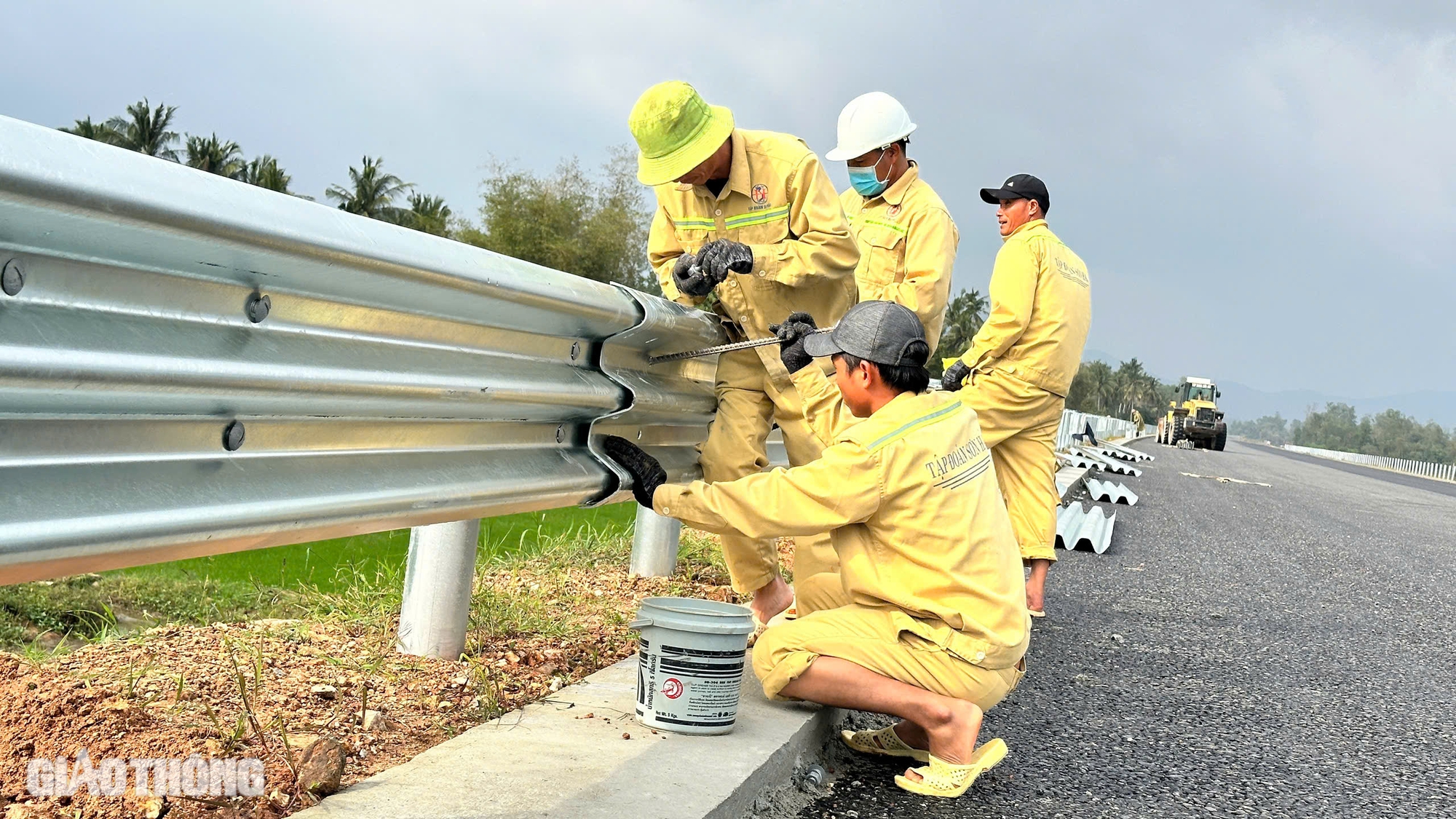 Lắp hộ lan trên cao tốc Hoài Nhơn - Quy Nhơn- Ảnh 6. Lắp hộ lan trên cao tốc Hoài Nhơn - Quy Nhơn- Ảnh 6.