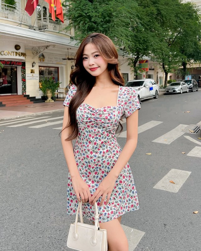 Hóa nàng thơ mùa xuân với váy hoa nhí dịu dàng, thanh thoát- Ảnh 4. Hóa nàng thơ mùa xuân với váy hoa nhí dịu dàng, thanh thoát- Ảnh 4.