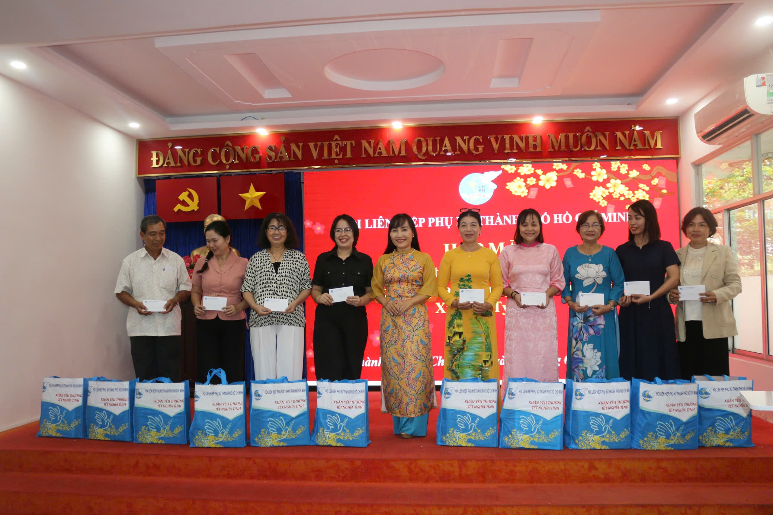 Hội LHPN TPHCM tổ chức họp mặt “Gia đình Việt với sinh viên Lào, Campuchia”- Ảnh 2. Hội LHPN TPHCM tổ chức họp mặt “Gia đình Việt với sinh viên Lào, Campuchia”- Ảnh 2.