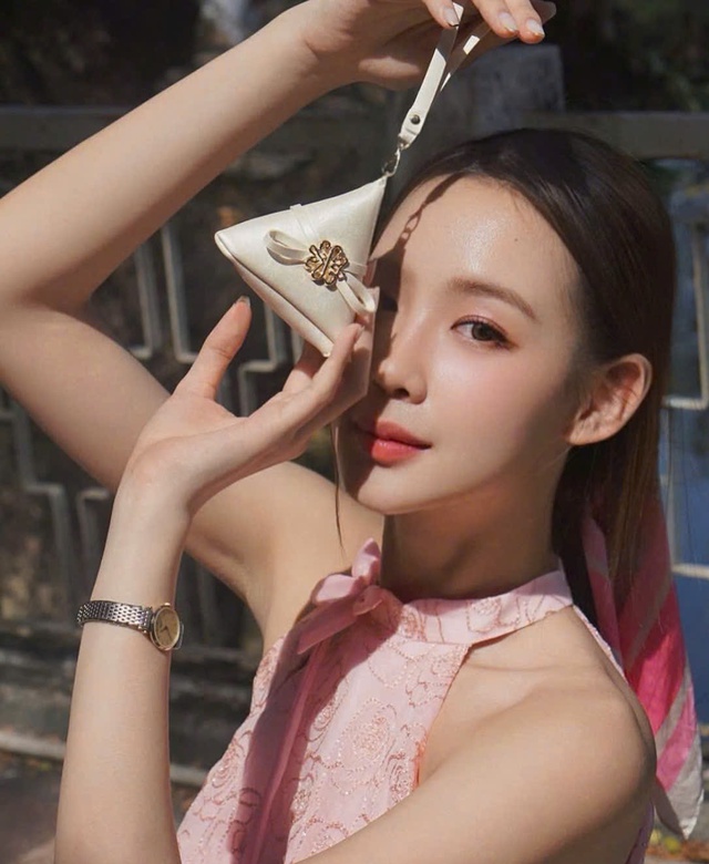 Gợi ý những kiểu tóc đẹp phù hợp cho nàng diện áo dài tết- Ảnh 8. Gợi ý những kiểu tóc đẹp phù hợp cho nàng diện áo dài tết- Ảnh 8.