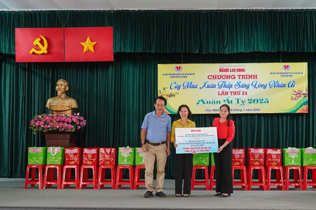 Mang Tết ấm đến người khuyết tật, trẻ mồ côi tại huyện Hóc Môn- Ảnh 2. Mang Tết ấm đến người khuyết tật, trẻ mồ côi tại huyện Hóc Môn- Ảnh 2.