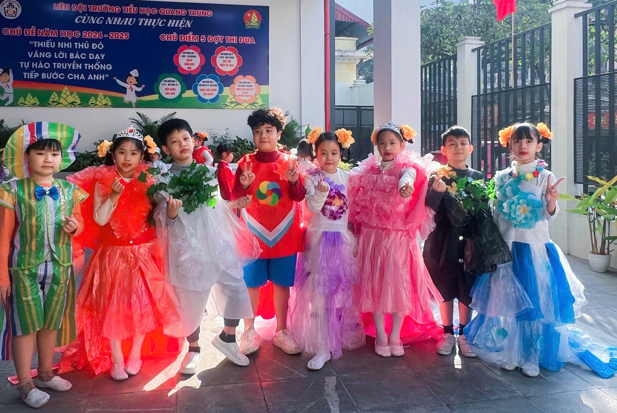 Cô và trò tự tin trình diễn thời trang tái chế - Ảnh 2. Cô và trò tự tin trình diễn thời trang tái chế - Ảnh 2.