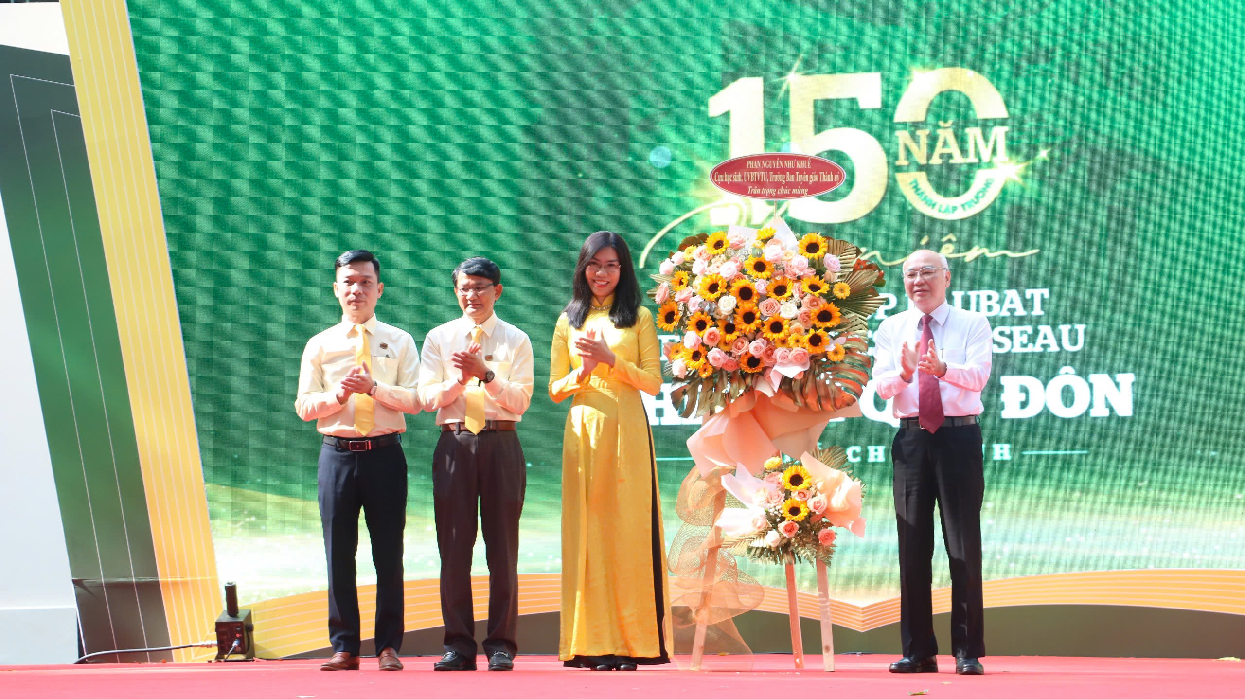 Nhiều thế hệ học sinh xúc động, tự hào về ngôi trường tròn 150 năm tuổi ở TP HCM- Ảnh 7. Nhiều thế hệ học sinh xúc động, tự hào về ngôi trường tròn 150 năm tuổi ở TP HCM- Ảnh 7.