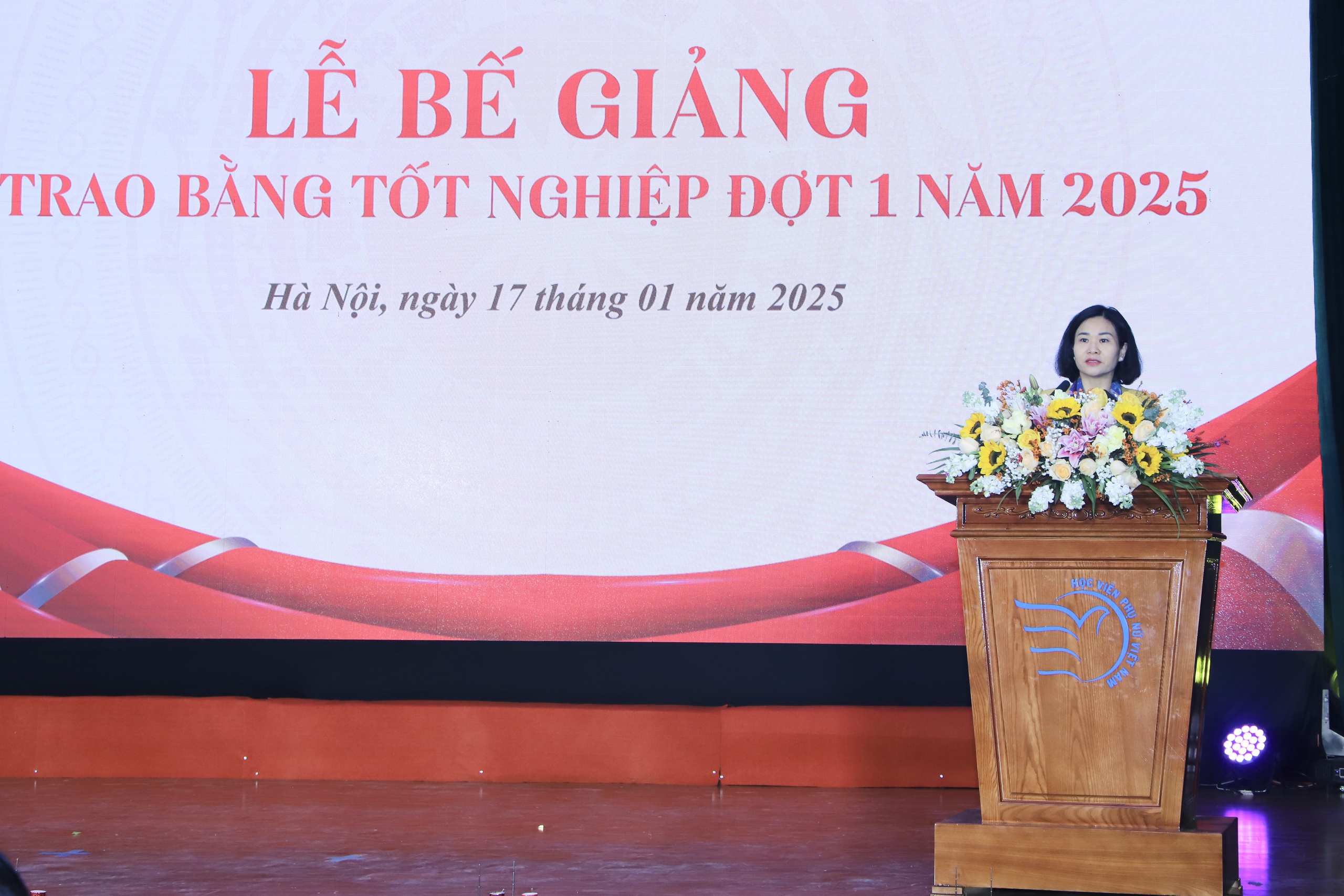 Học viện Phụ nữ Việt Nam trao bằng tốt nghiệp cho hơn 200 tân cử nhân, tân thạc sĩ- Ảnh 2. Học viện Phụ nữ Việt Nam trao bằng tốt nghiệp cho hơn 200 tân cử nhân, tân thạc sĩ- Ảnh 2.