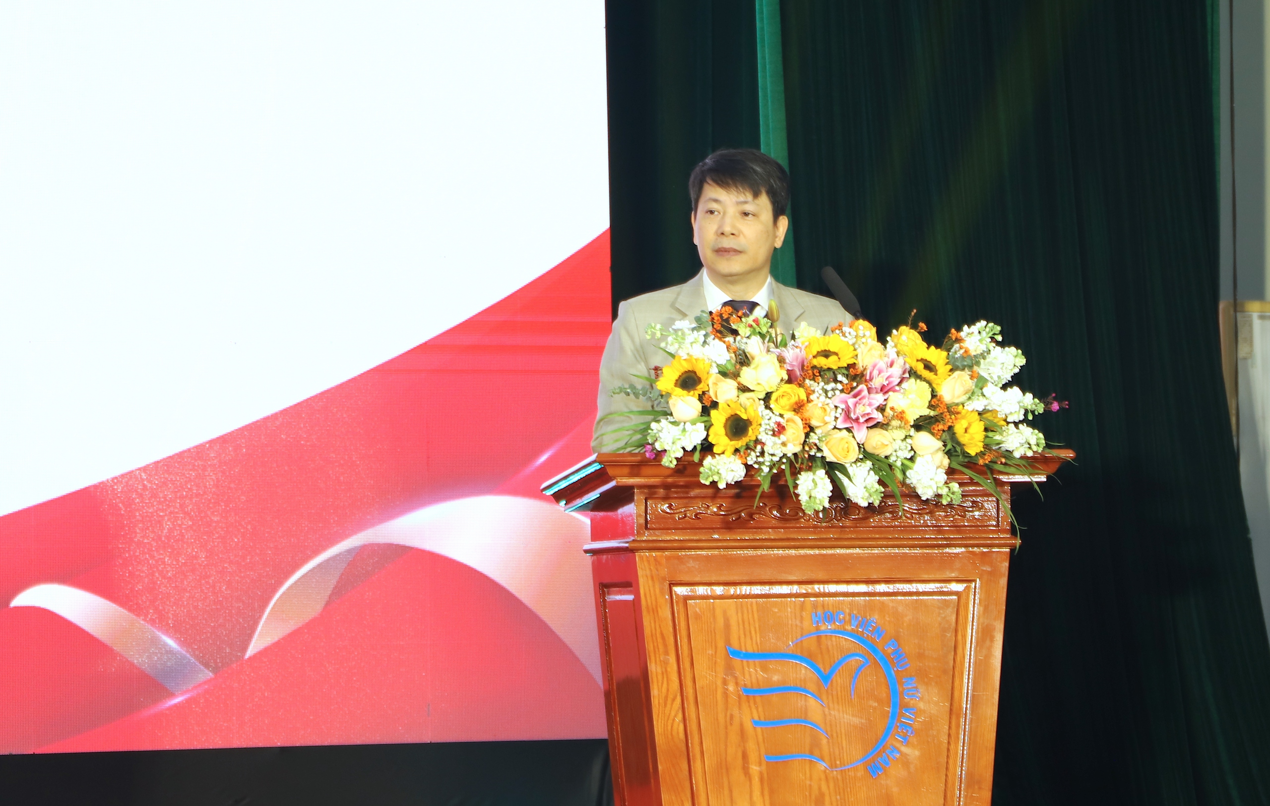 Học viện Phụ nữ Việt Nam trao bằng tốt nghiệp cho hơn 200 tân cử nhân, tân thạc sĩ- Ảnh 3. Học viện Phụ nữ Việt Nam trao bằng tốt nghiệp cho hơn 200 tân cử nhân, tân thạc sĩ- Ảnh 3.