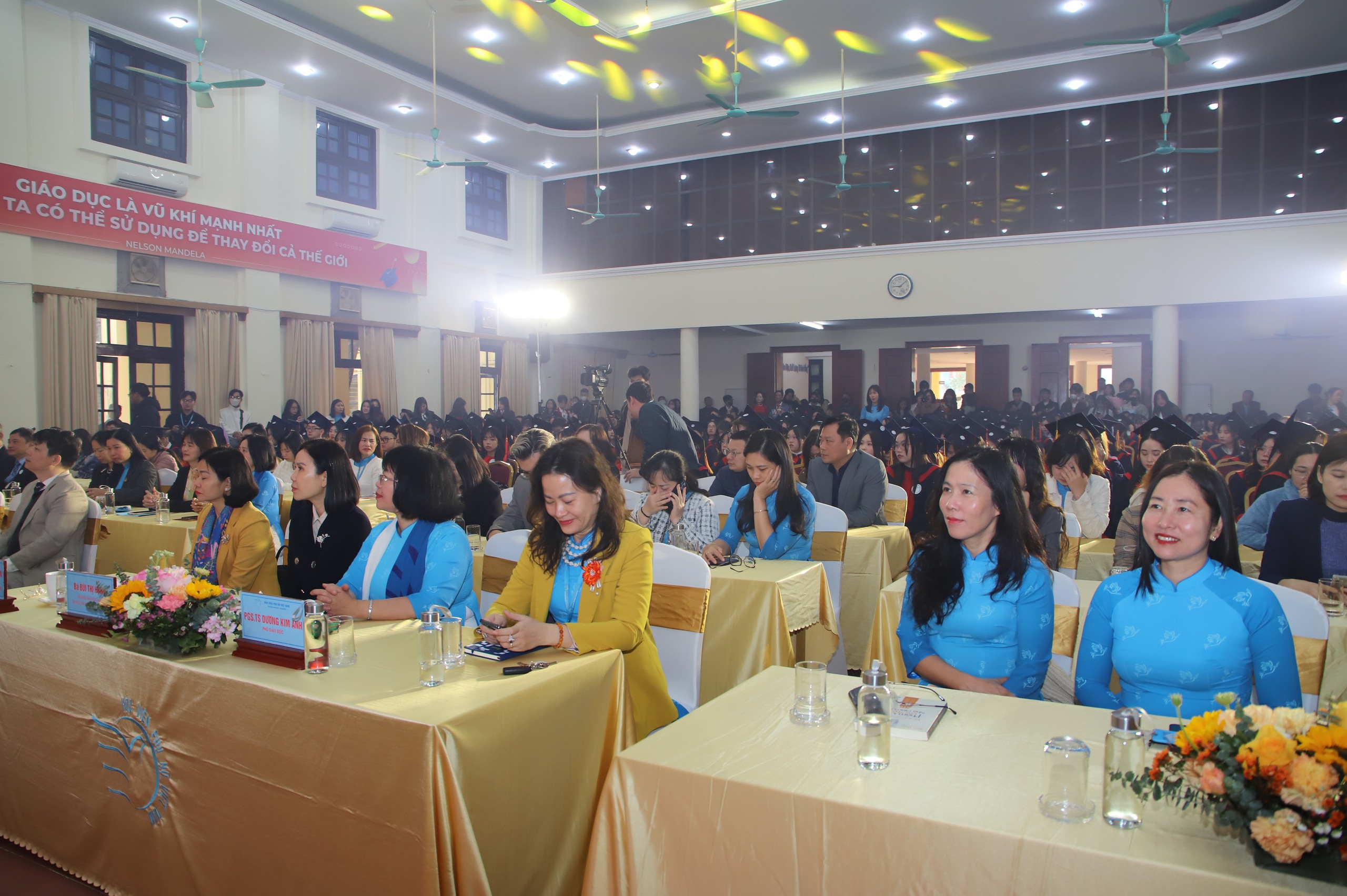 Học viện Phụ nữ Việt Nam trao bằng tốt nghiệp cho hơn 200 tân cử nhân, tân thạc sĩ- Ảnh 4. Học viện Phụ nữ Việt Nam trao bằng tốt nghiệp cho hơn 200 tân cử nhân, tân thạc sĩ- Ảnh 4.