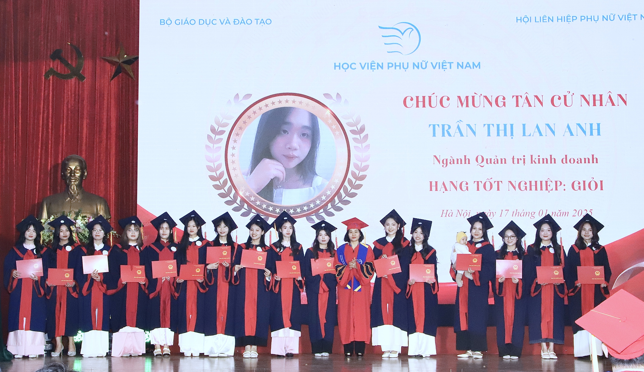 Học viện Phụ nữ Việt Nam trao bằng tốt nghiệp cho hơn 200 tân cử nhân, tân thạc sĩ- Ảnh 7. Học viện Phụ nữ Việt Nam trao bằng tốt nghiệp cho hơn 200 tân cử nhân, tân thạc sĩ- Ảnh 7.