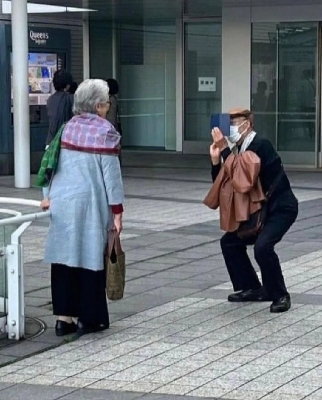 Loạt hành động khó tin của những cặp yêu nhau khi về già khiến cả khu phố ngoái nhìn, lập tức bật camera lên "chụp lén" - Ảnh 5. Loạt hành động khó tin của những cặp yêu nhau khi về già khiến cả khu phố ngoái nhìn, lập tức bật camera lên "chụp lén" - Ảnh 5.