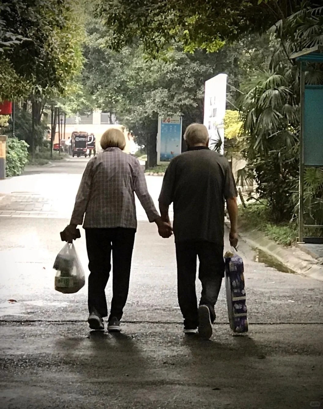 Loạt hành động khó tin của những cặp yêu nhau khi về già khiến cả khu phố ngoái nhìn, lập tức bật camera lên "chụp lén" - Ảnh 7. Loạt hành động khó tin của những cặp yêu nhau khi về già khiến cả khu phố ngoái nhìn, lập tức bật camera lên "chụp lén" - Ảnh 7.