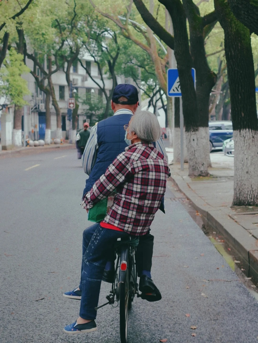 Loạt hành động khó tin của những cặp yêu nhau khi về già khiến cả khu phố ngoái nhìn, lập tức bật camera lên "chụp lén" - Ảnh 13. Loạt hành động khó tin của những cặp yêu nhau khi về già khiến cả khu phố ngoái nhìn, lập tức bật camera lên "chụp lén" - Ảnh 13.