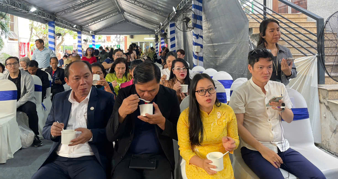 Các đại biểu cùng thưởng thức hương vị đặc trưng của món phở Tây Nguyên tại sự kiện. Ảnh: Minh Sáng.