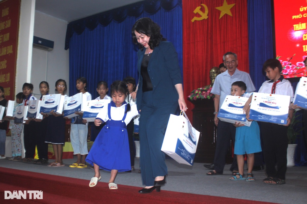 Phó Chủ tịch nước tặng quà Tết gia đình chính sách, người nghèo ở Bạc Liêu - 2 Phó Chủ tịch nước tặng quà Tết gia đình chính sách, người nghèo ở Bạc Liêu - 2