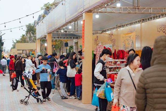 Bùng nổ chuỗi lễ hội khai xuân tưng bừng tại Ocean City dịp Tết Ất Tỵ 2025 - Ảnh 2. Bùng nổ chuỗi lễ hội khai xuân tưng bừng tại Ocean City dịp Tết Ất Tỵ 2025 - Ảnh 2.