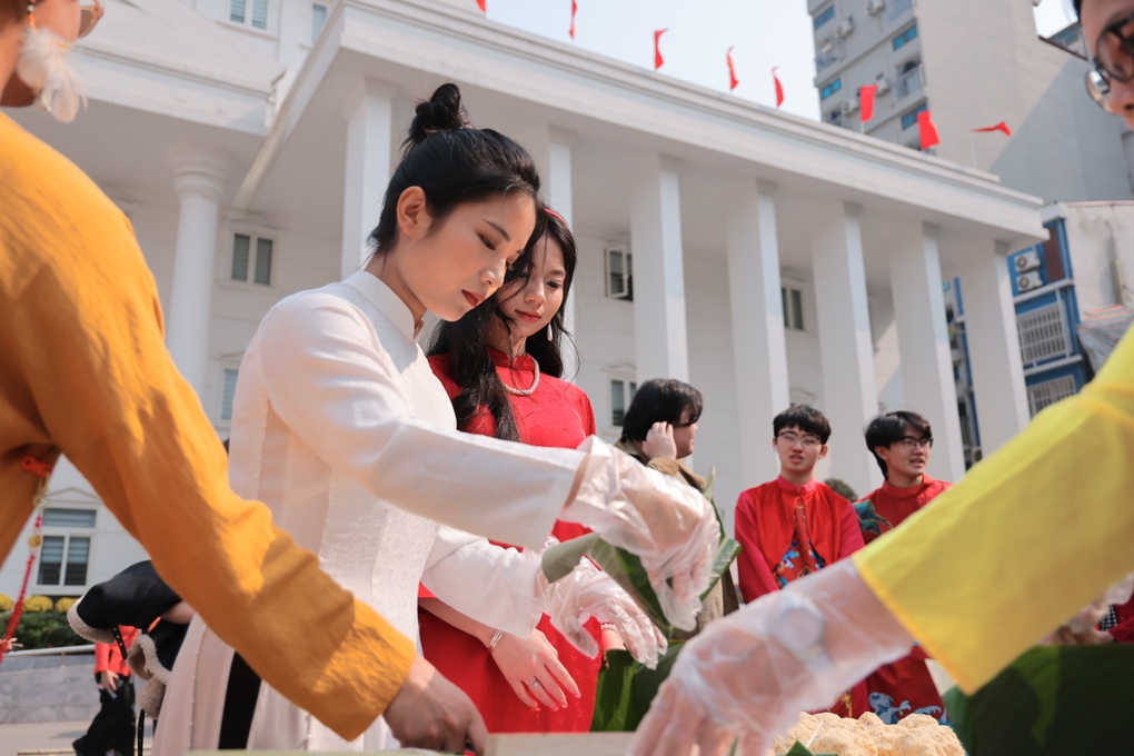 Sinh viên quốc tế ném vịt, xin chữ ông đồ đón Tết Việt - 2 Sinh viên quốc tế ném vịt, xin chữ ông đồ đón Tết Việt - 2