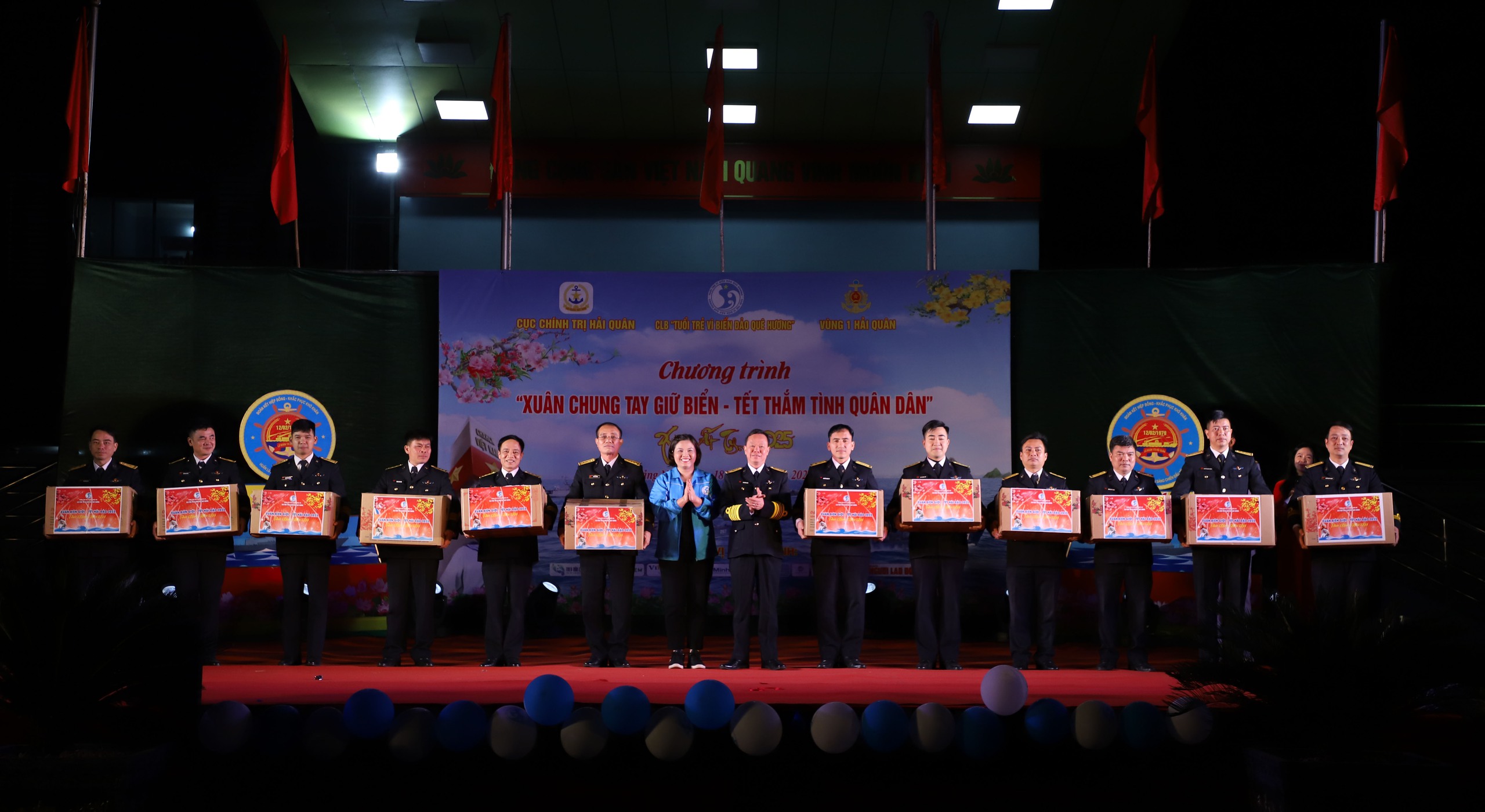 Tặng 1.000 lá cờ, 50 suất học bổng trong Chương trình Xuân chung tay giữ biển- Ảnh 6. Tặng 1.000 lá cờ, 50 suất học bổng trong Chương trình Xuân chung tay giữ biển- Ảnh 6.