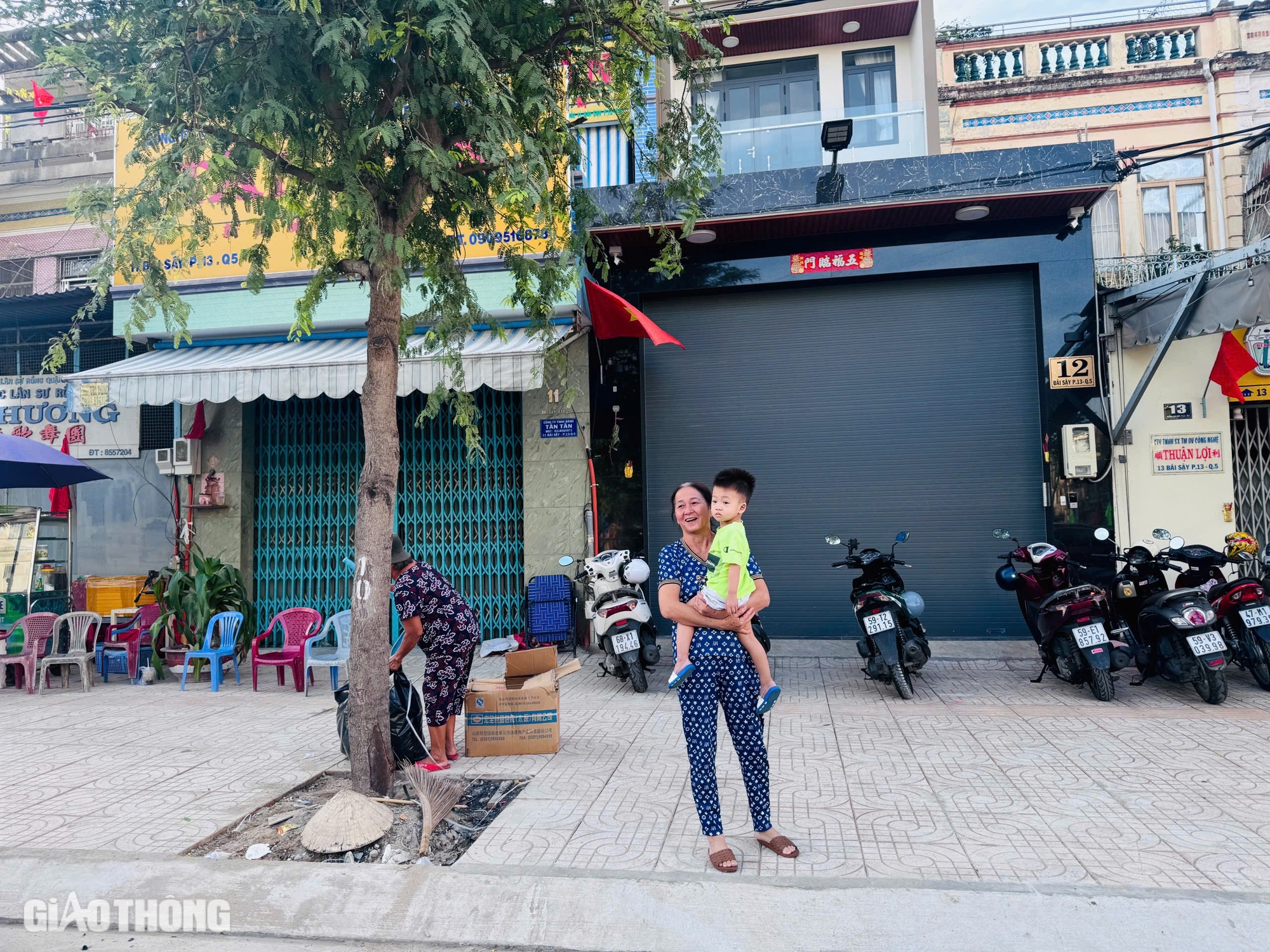 TP.HCM: Đoạn kênh ô nhiễm nặng được thay áo mới trước tết Nguyên đán, người dân phấn khởi- Ảnh 9. TP.HCM: Đoạn kênh ô nhiễm nặng được thay áo mới trước tết Nguyên đán, người dân phấn khởi- Ảnh 9.