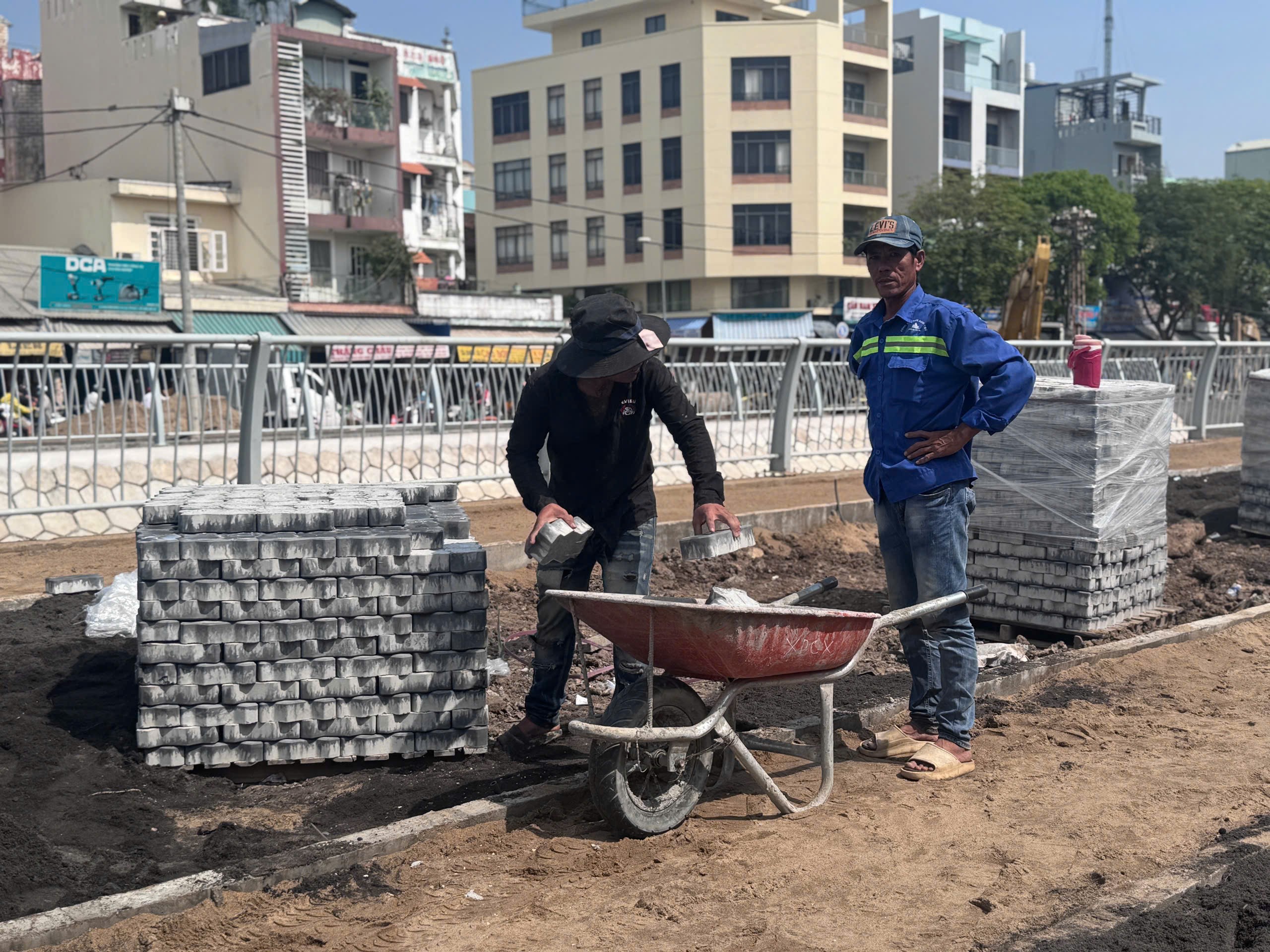 TP.HCM: Đoạn kênh ô nhiễm nặng được thay áo mới trước tết Nguyên đán, người dân phấn khởi- Ảnh 10. TP.HCM: Đoạn kênh ô nhiễm nặng được thay áo mới trước tết Nguyên đán, người dân phấn khởi- Ảnh 10.