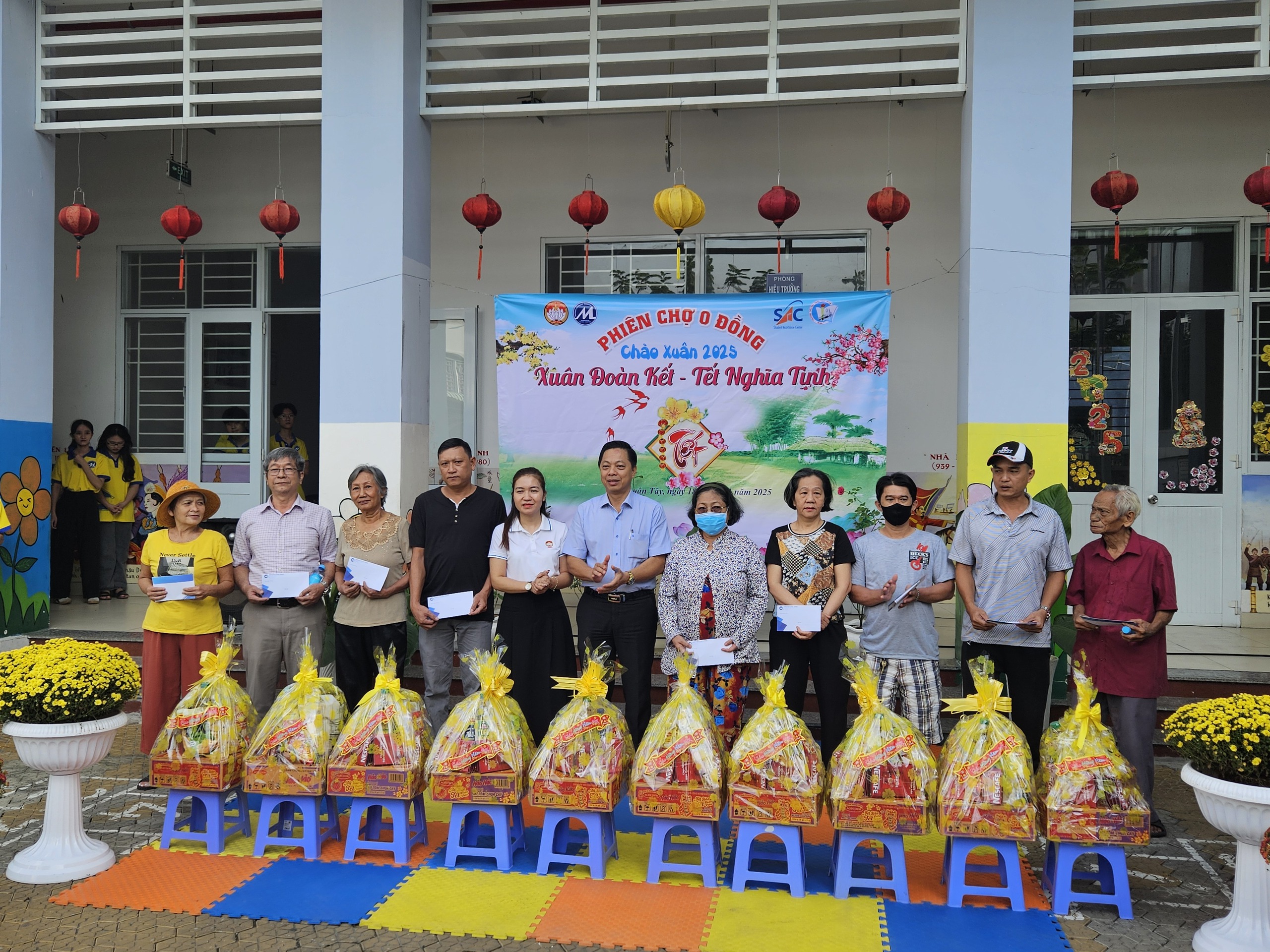 Hành động đẹp tại phiên chợ 0 đồng- Ảnh 2. Hành động đẹp tại phiên chợ 0 đồng- Ảnh 2.