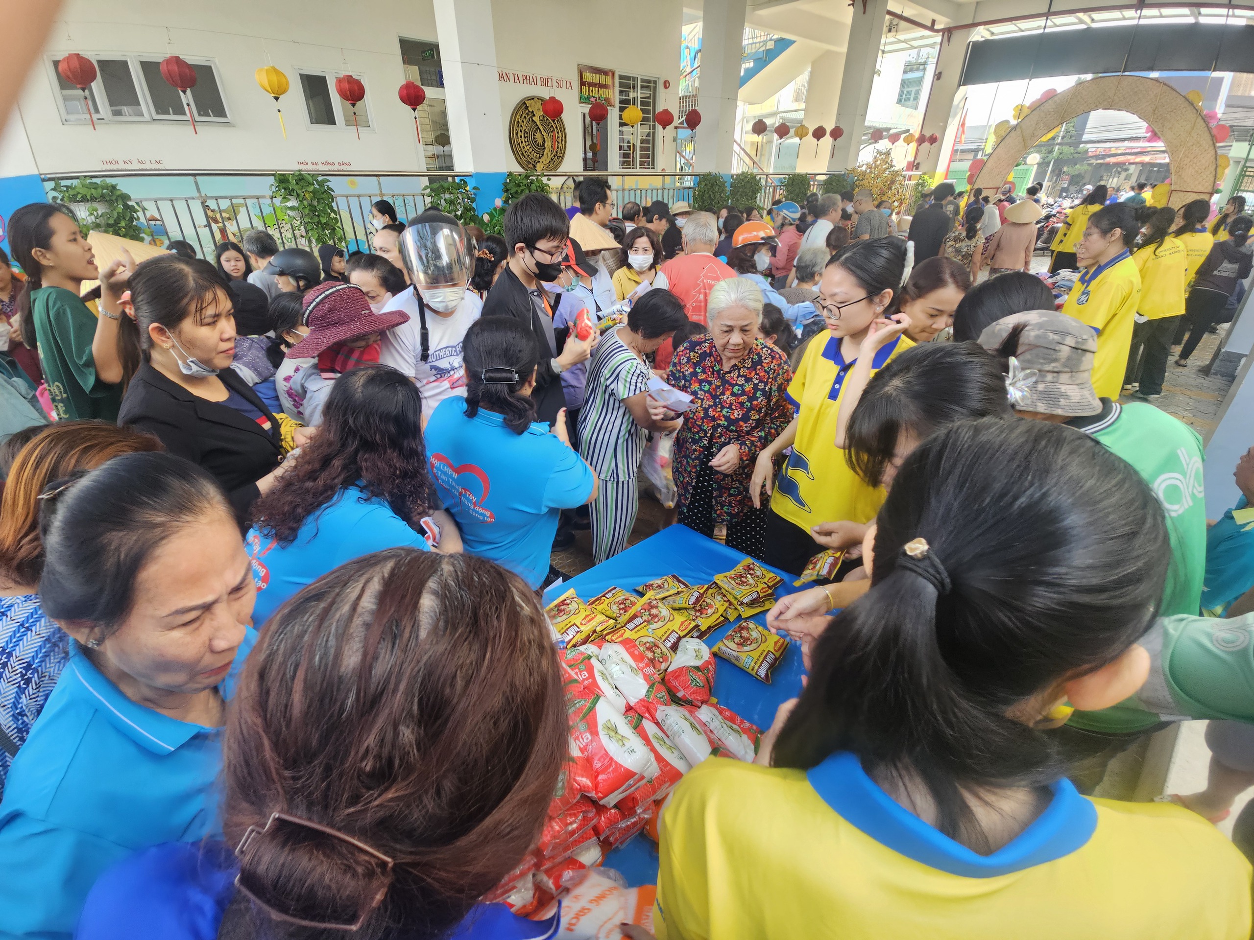 Hành động đẹp tại phiên chợ 0 đồng- Ảnh 3. Hành động đẹp tại phiên chợ 0 đồng- Ảnh 3.
