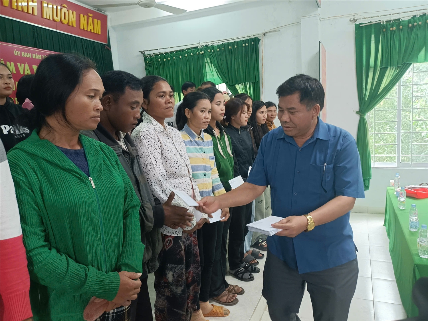 Thứ trưởng, Phó Chủ nhiệm UBDT Y Thông tặng quà cho người dân tại Sông Hinh. Thứ trưởng, Phó Chủ nhiệm UBDT Y Thông tặng quà cho người dân tại Sông Hinh.