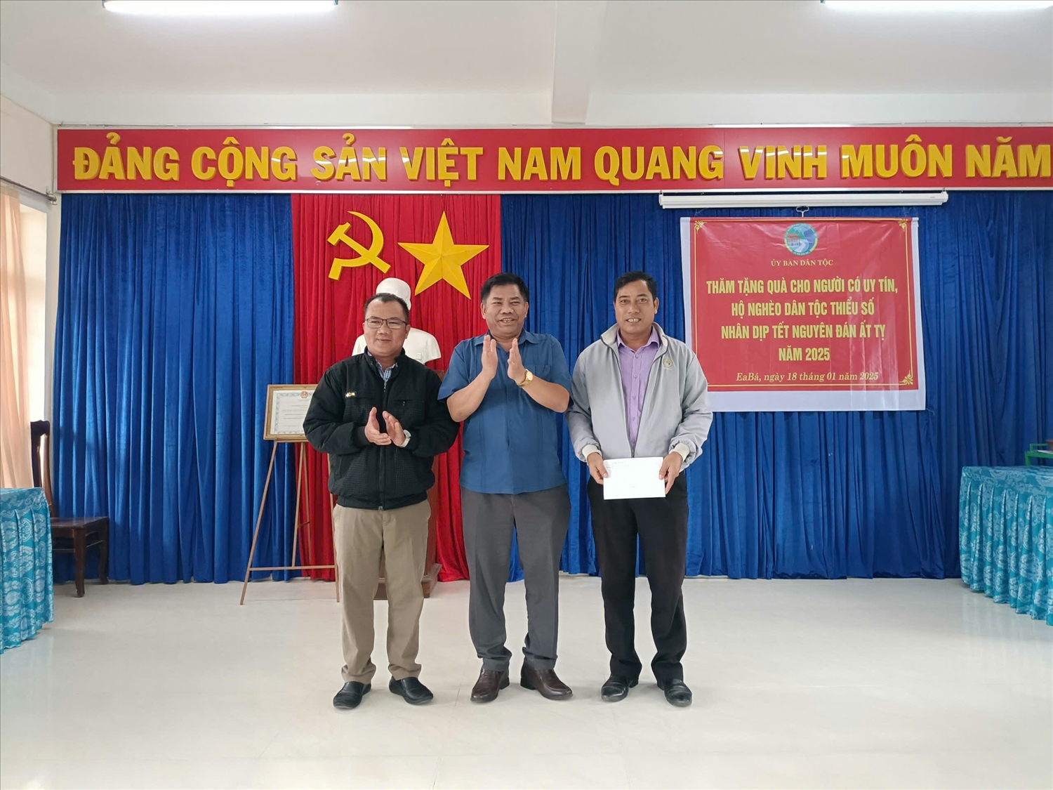 Thứ trưởng, Phó Chủ nhiệm UBDT tặng quà cho tập thể UBND xã Ea Bá. Thứ trưởng, Phó Chủ nhiệm UBDT tặng quà cho tập thể UBND xã Ea Bá.