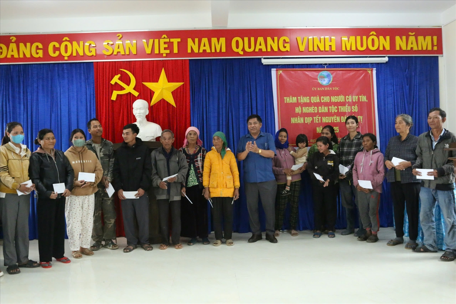 Thứ trưởng, Phó Chủ nhiệm UBDT Y Thông tặng quà cho Người nghèo, Người có uy tín tại Sông Hinh. Thứ trưởng, Phó Chủ nhiệm UBDT Y Thông tặng quà cho Người nghèo, Người có uy tín tại Sông Hinh.