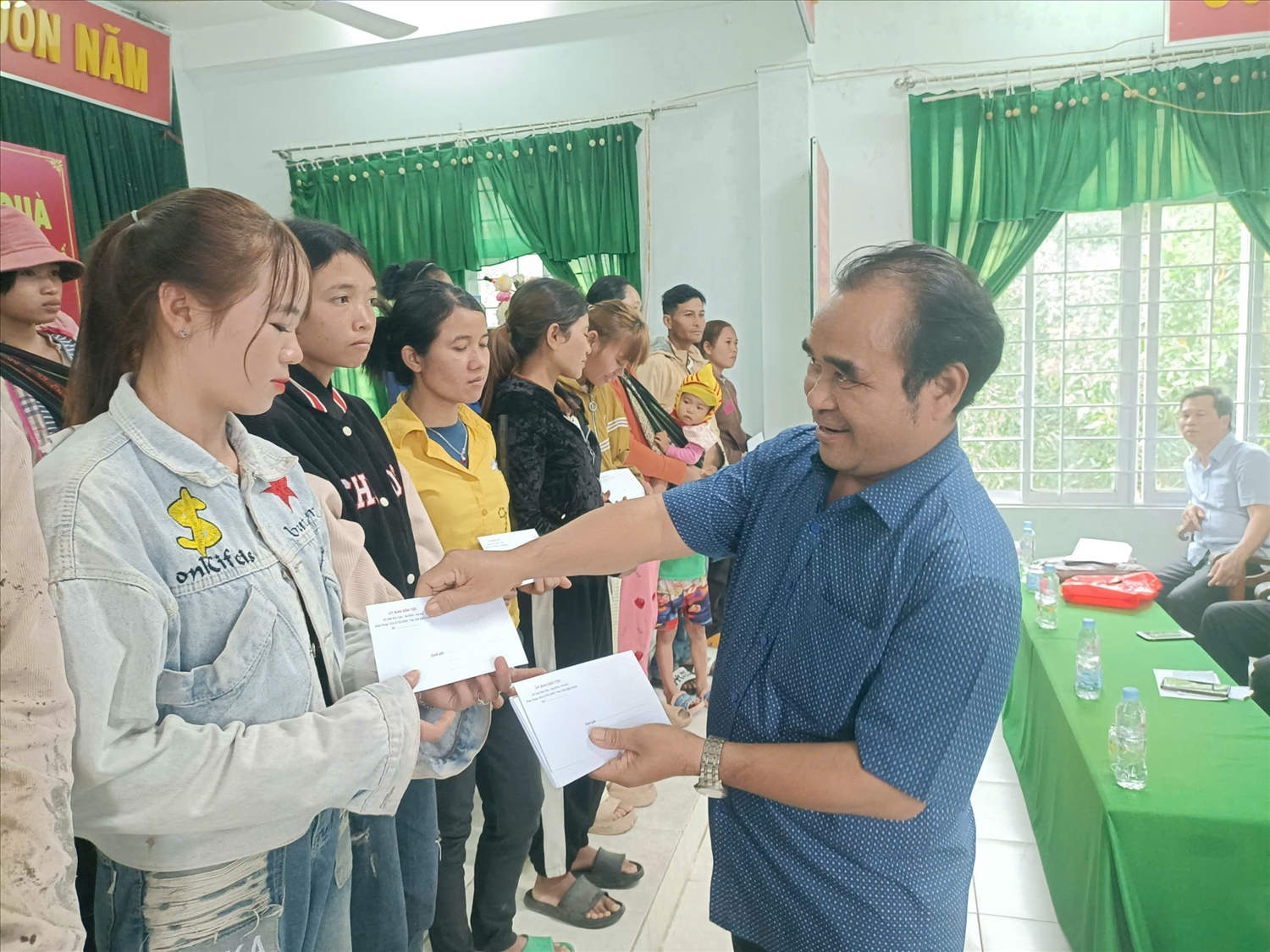 Đại diện lãnh đạo Vụ Công tác dân tộc địa phương tham gia tặng quà tại Sông Hinh. Đại diện lãnh đạo Vụ Công tác dân tộc địa phương tham gia tặng quà tại Sông Hinh.