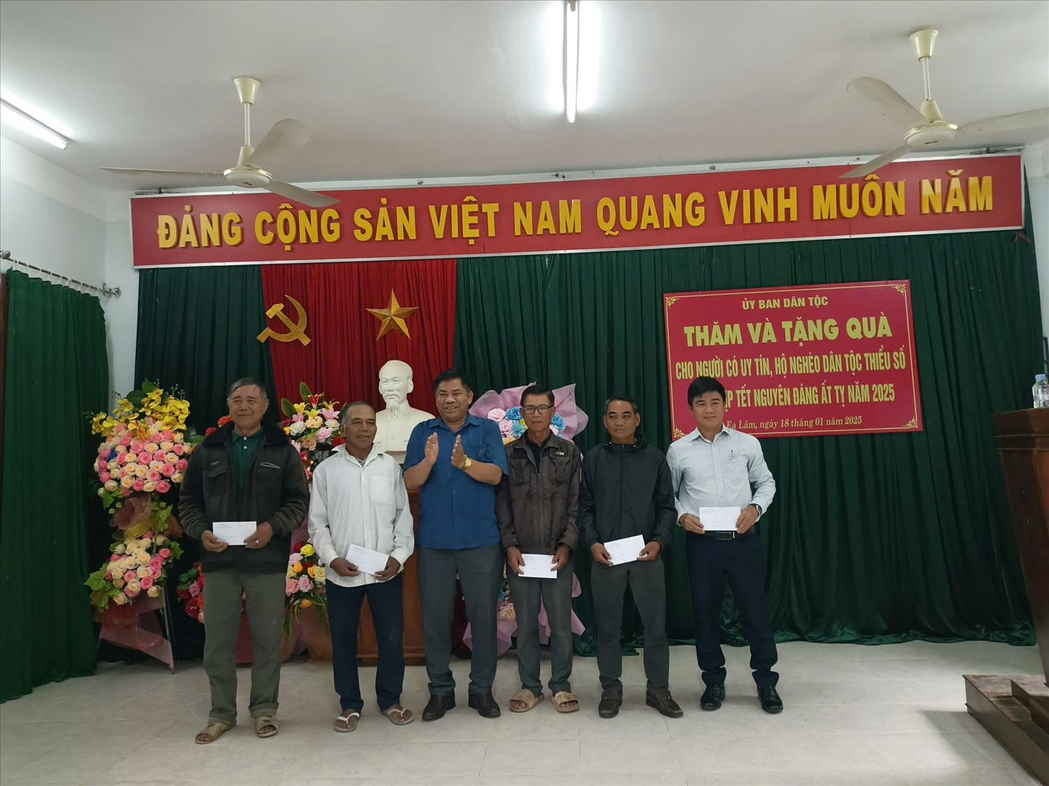 Thứ trưởng, Phó Chủ nhiệm UBDT tặng quà cho Người có uy tín ở Sông Hinh. Thứ trưởng, Phó Chủ nhiệm UBDT tặng quà cho Người có uy tín ở Sông Hinh.