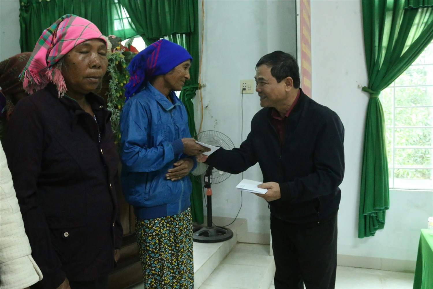 Ông Trương Văn Phương - Trưởng Ban Dân tộc tỉnh Phú Yên tặng quà cho người dân tại Sông Hinh. Ông Trương Văn Phương - Trưởng Ban Dân tộc tỉnh Phú Yên tặng quà cho người dân tại Sông Hinh.