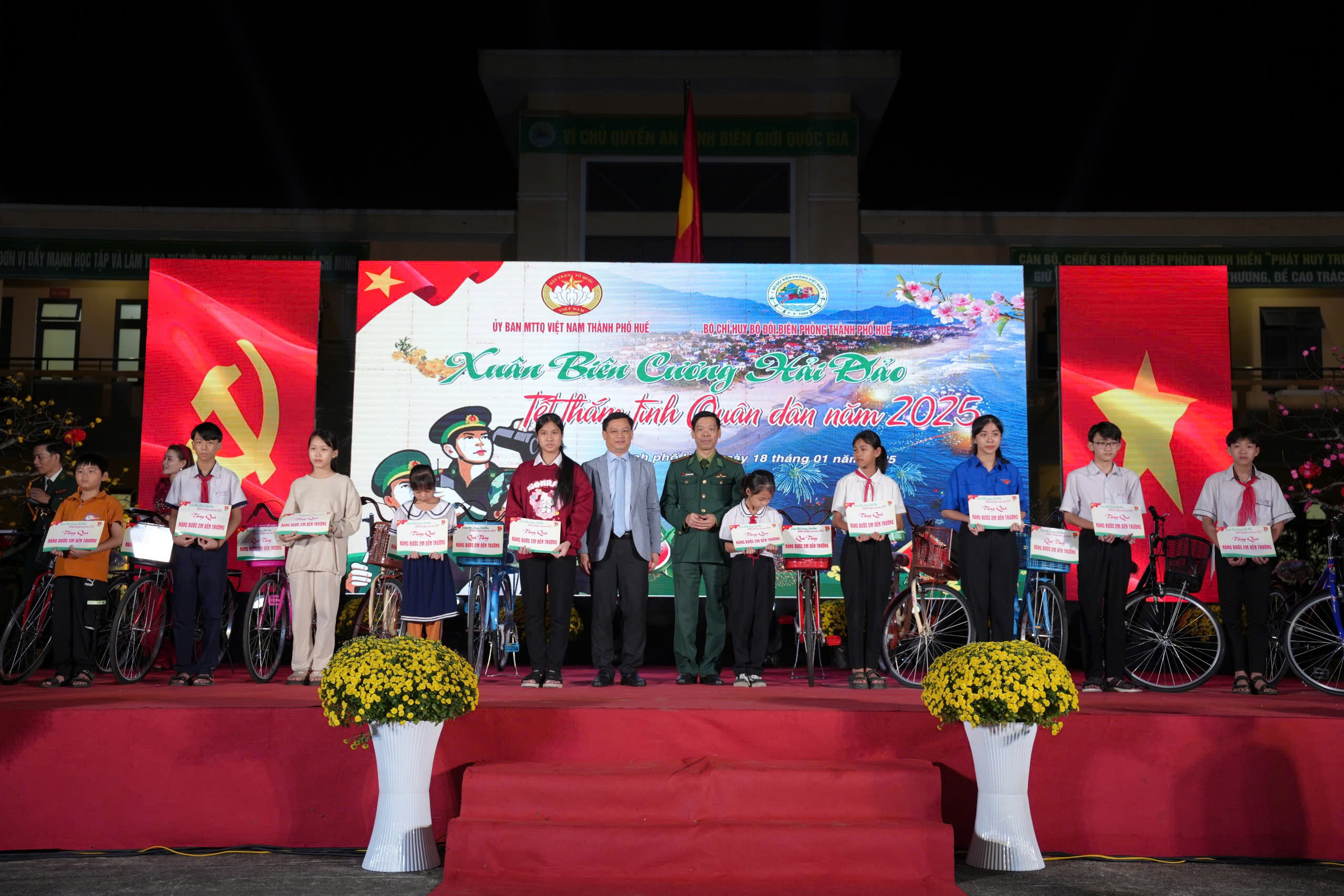 Ý nghĩa chương trình "Xuân biên cương hải đảo - Tết thắm tình quân dân" - Ảnh 3. Ý nghĩa chương trình "Xuân biên cương hải đảo - Tết thắm tình quân dân" - Ảnh 3.