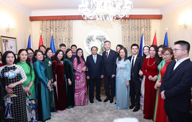 Thủ tướng Phạm Minh Chính và Phu nhân với cán bộ, nhân viên Đại sứ quán Việt Nam tại Cộng hoà Séc. (Ảnh: Dương Giang-TTXVN) thu-tuong-gap-dai-dien-cong-dong-nguoi-viet-nam-tai-sec-7814681-4.jpg