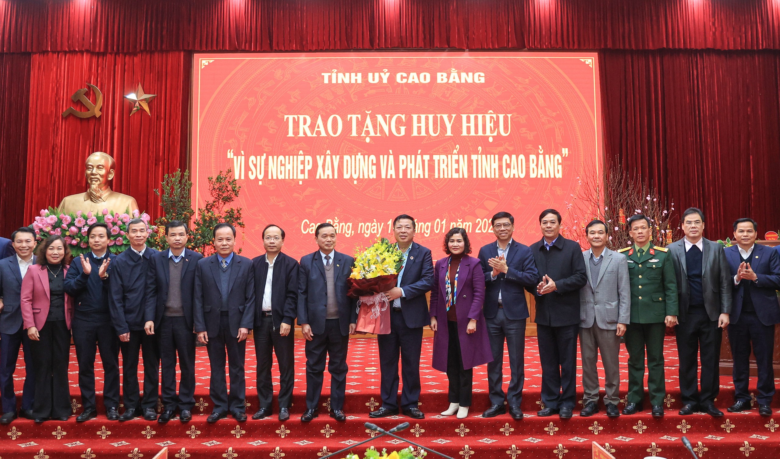 Bộ trưởng Trần Hồng Minh nhận Huy hiệu Bộ trưởng Trần Hồng Minh nhận Huy hiệu