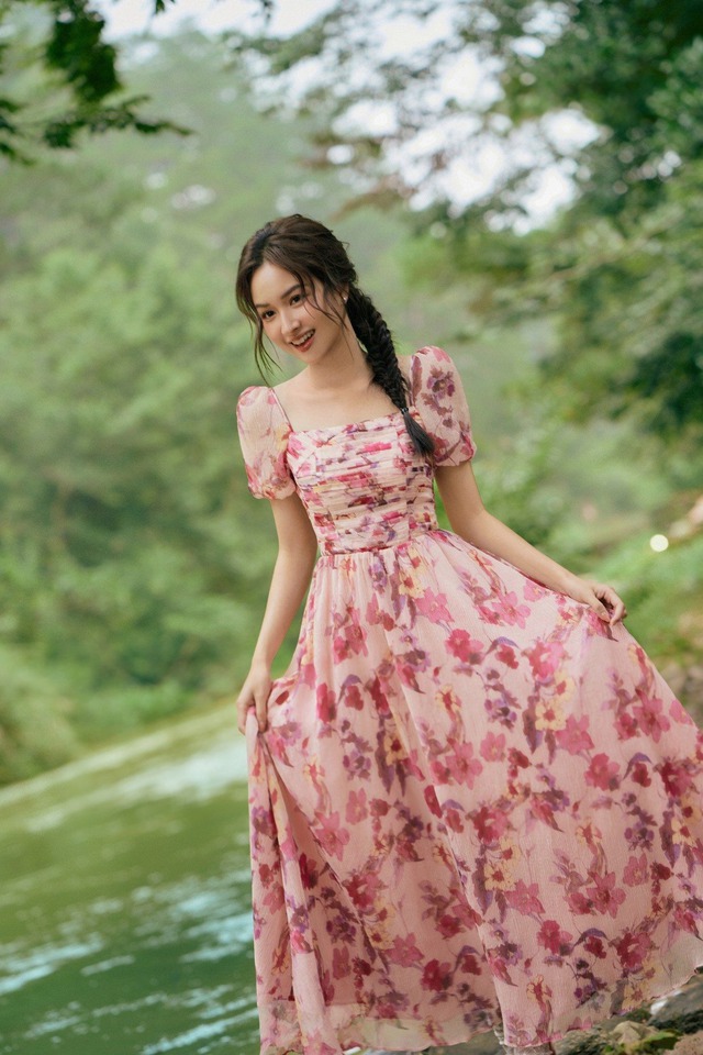 Đắm mình trong không khí mùa xuân với chiếc váy hoa- Ảnh 6. Đắm mình trong không khí mùa xuân với chiếc váy hoa- Ảnh 6.